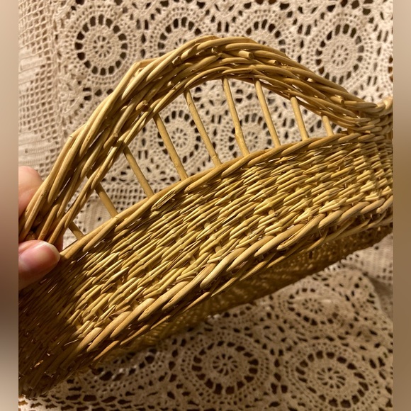 Large Blonde Wicker Woven Basket With Unique Border - Picture 10 of 13